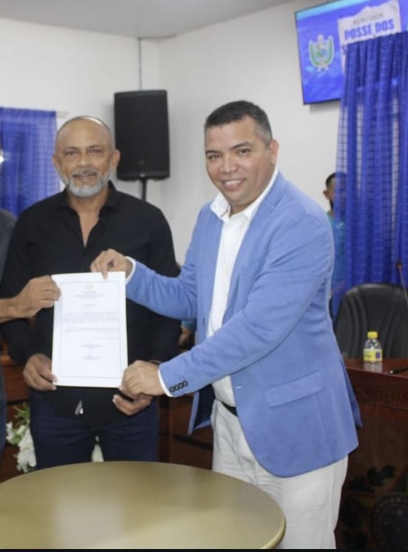 secretário recebendo decreto de nomeação, entregue pelo prefeito Ary Duarte